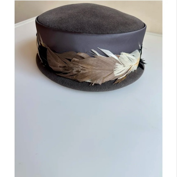 Schiaparelli vintage feather-trimmed pillbox hat, circa 1950s main image 4